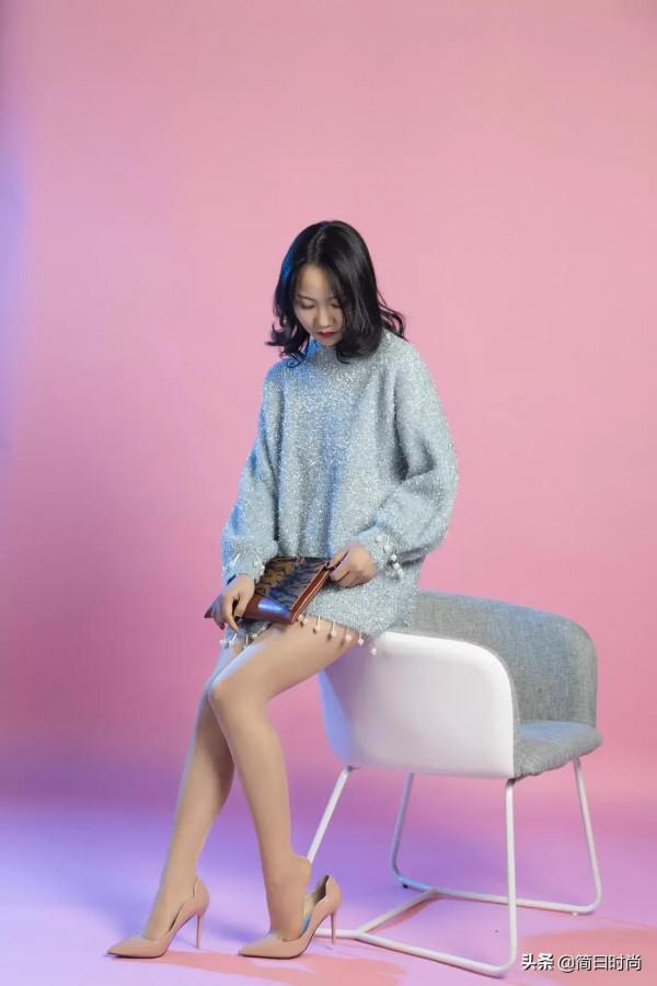 珍珠和閃光是今年很多服飾的流行要素，就如這件毛衣，珍珠流蘇