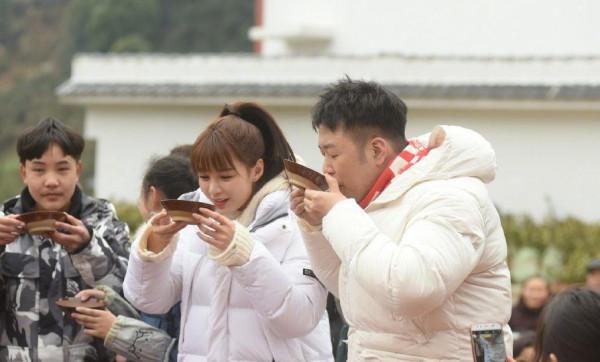 明星迴村“土味現形記”：舞臺上有多光鮮亮麗，回家就有多接地氣