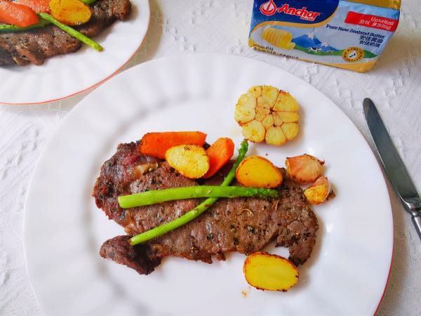 吃牛排時,為何旁邊要放一顆溏心蛋?看完後漲知識了 吃牛排時,為何旁邊要放一顆溏心蛋?看完後漲知識了