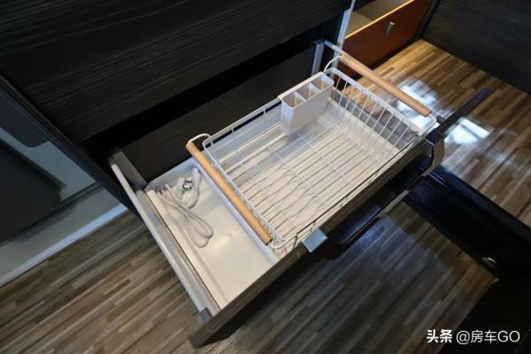 這臺房車有5種充電方式，車內電器語音控制，衛生間也是乾溼分離