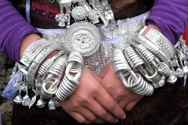 苗族的銀飾漂亮便宜，為何導遊不建議買？這些原因是關鍵