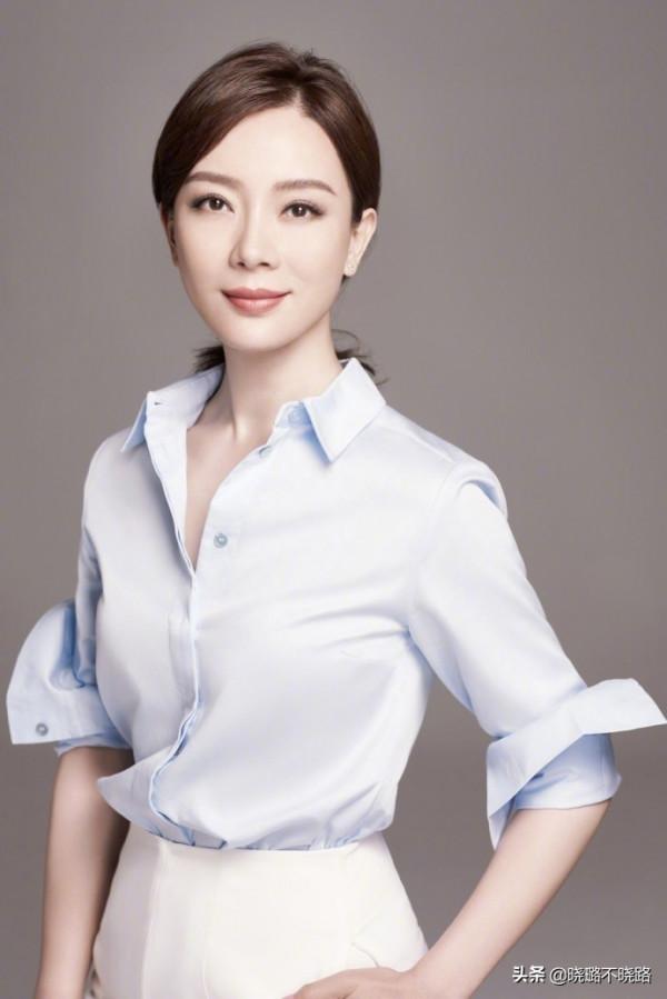 女人過了40歲，少穿“衛衣+牛仔褲”！學陳數這樣搭，美得真優雅