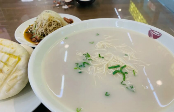 江蘇美女用70斤活魚做非遺小吃，10元一碗，有人往返400公里來吃