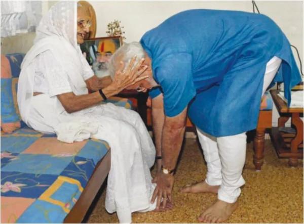 在印度，兩人見面會撫摸或親下對方的腳，驚訝嗎？這是什麼禮節？