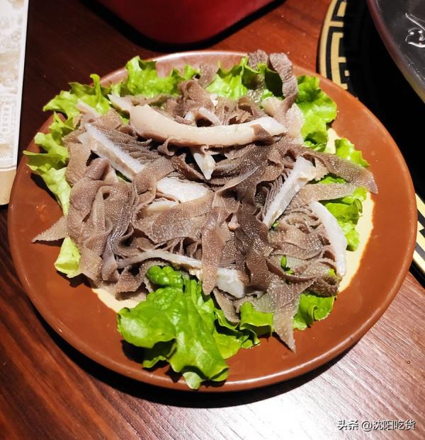 大鏟子炒五花肉可不是要鐵鍋燉，而是在炒底料，涮火鍋啦