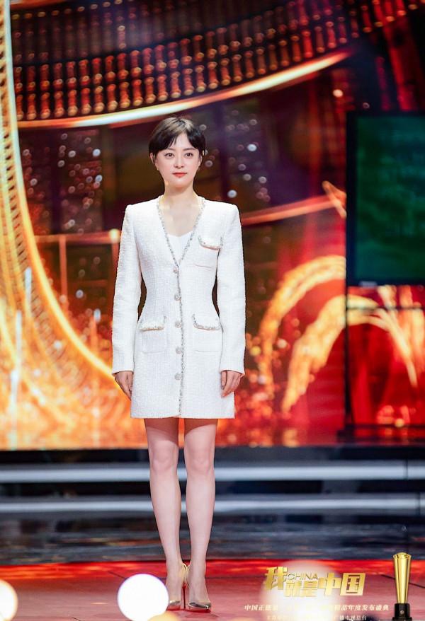 孫儷登央視好隆重，穿3萬6裙卻像女職員，同框周迅雙手掐腰超霸道