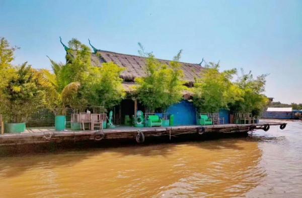 面積有4個新加坡大的淡水湖上，生存著70萬人，沒有國籍常被驅趕