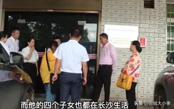 房子拆遷得百萬，3個兄妹提出一分不要，弟弟：拿錢也養不了父親