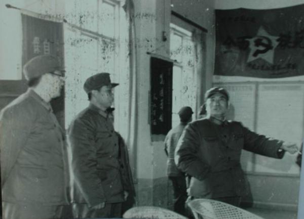 98年張萬年訪美,美陸軍司令沙利一把抱住他大喊:我終於抓到你了 98年張萬年訪美,美陸軍司令沙利一把抱住他大喊:我終於抓到你了