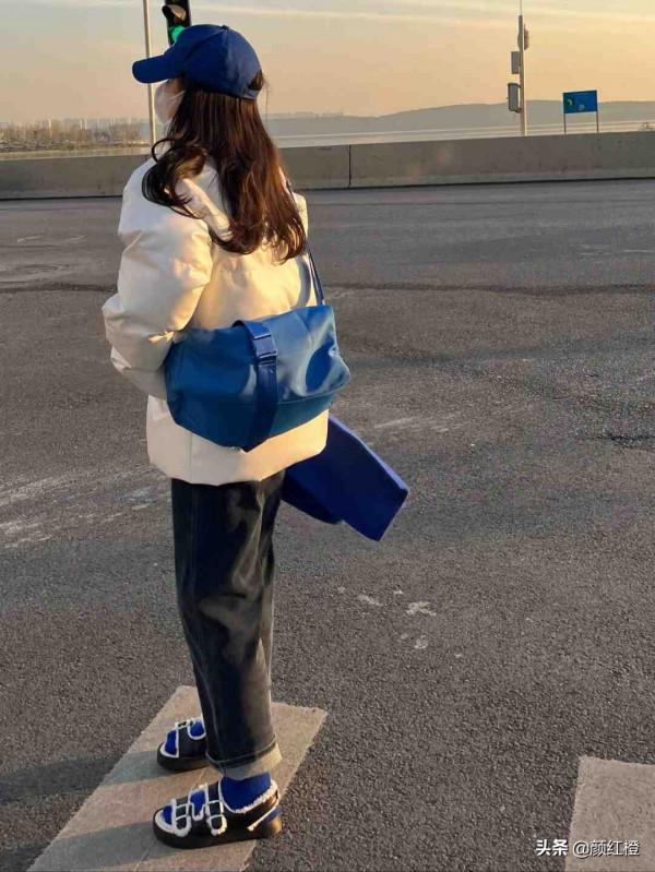 冬天穿搭沒思路？試試“白+藍”，溫柔減齡不挑膚色，誰穿都好看