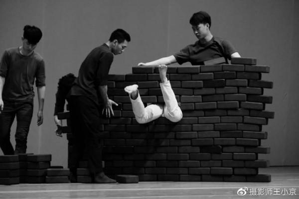 在具象與抽象之間——評北京青年編導汪圓清的現代舞《無自畫像》