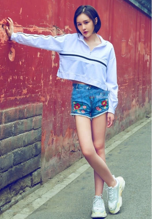 趙本山女兒演繹東北新時尚,兩條褲腿一長一短,還套上黃色長筒襪 趙本山女兒演繹東北新時尚,兩條褲腿一長一短,還套上黃色長筒襪