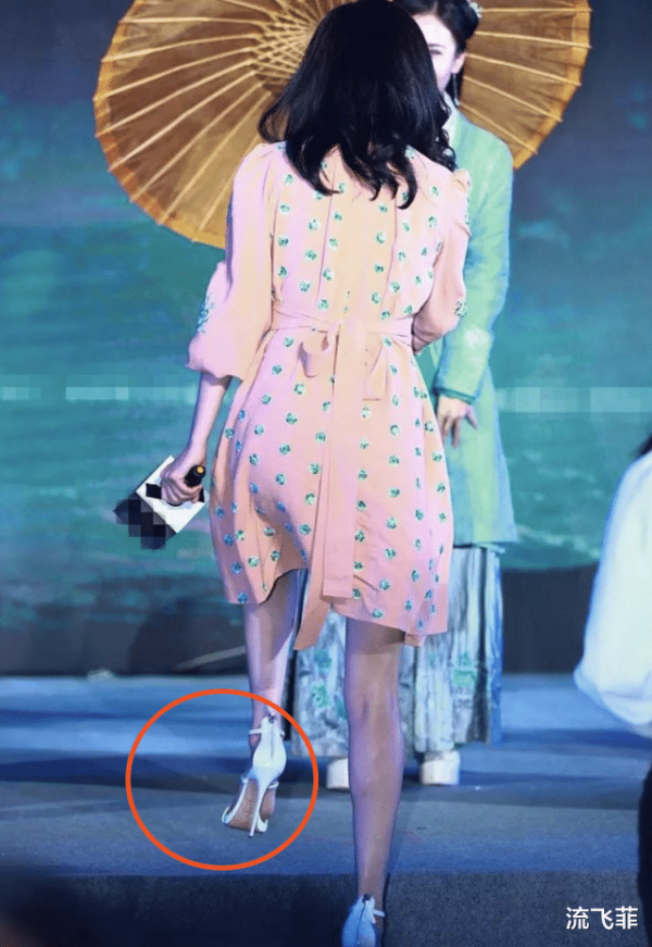 劉詩詩為了美有多拼，腳踩恨天高腳背都弓成90度了，依然以笑示人