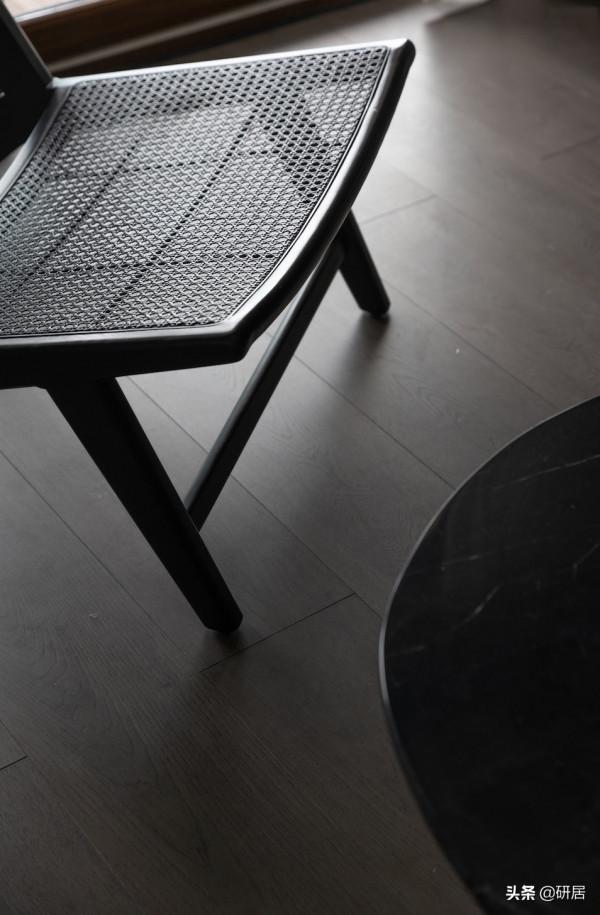 她家不豪華，氛圍很清淨，進屋就被治癒了，這正是我一直想找的家