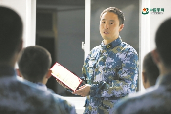 海軍航空兵某場站退役老兵魏明春:20載保障萬餘架次戰機高飛遠航 海軍航空兵某場站退役老兵魏明春:20載保障萬餘架次戰機高飛遠航