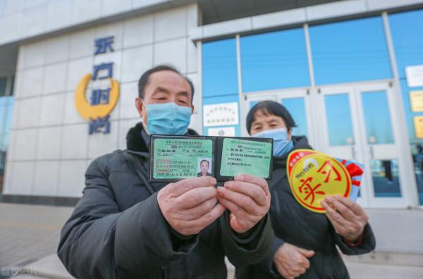 考駕照有變！70歲以上這3類駕照都能考，考試流程、費用，明確了