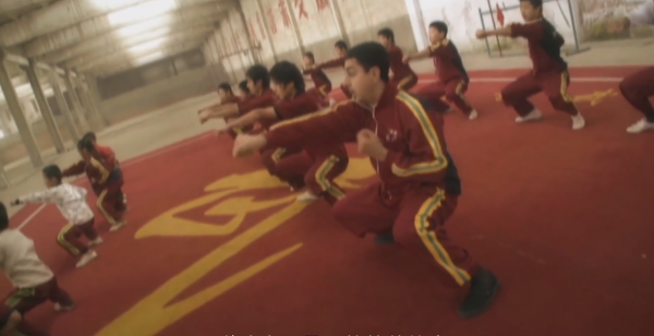 美國小哥挑戰少林功夫，被小師傅一拳打到鼻血長流，直言：太后悔