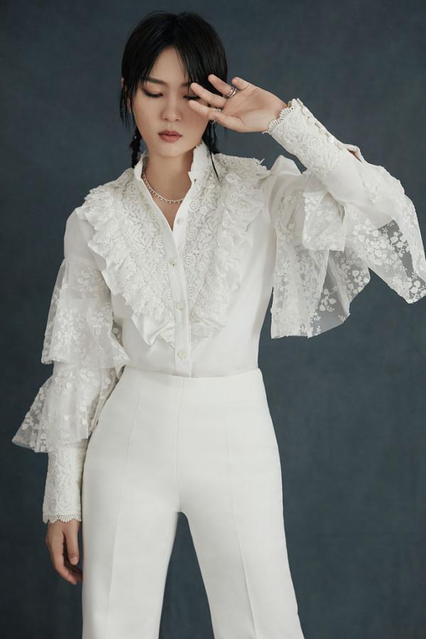 周筆暢白色蕾絲襯衫優雅範 個性髒辮髮飾添酷拽魅力 周筆暢白色蕾絲襯衫優雅範 個性髒辮髮飾添酷拽魅力