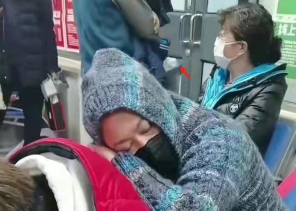 演員李箐箐患癌後現身醫院複查 身形消瘦狀態不是很好老公貼心照顧 演員李箐箐患癌後現身醫院複查 身形消瘦狀態不是很好老公貼心照顧