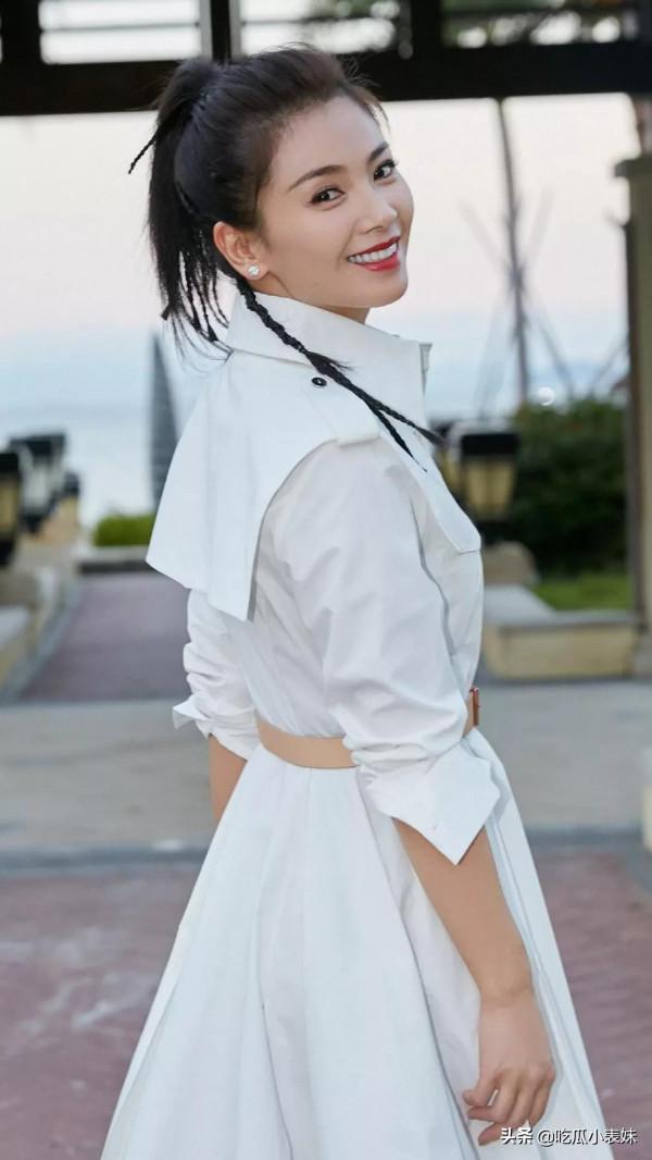 劉濤，氣質非凡，每件衣服都是那麼端莊得體