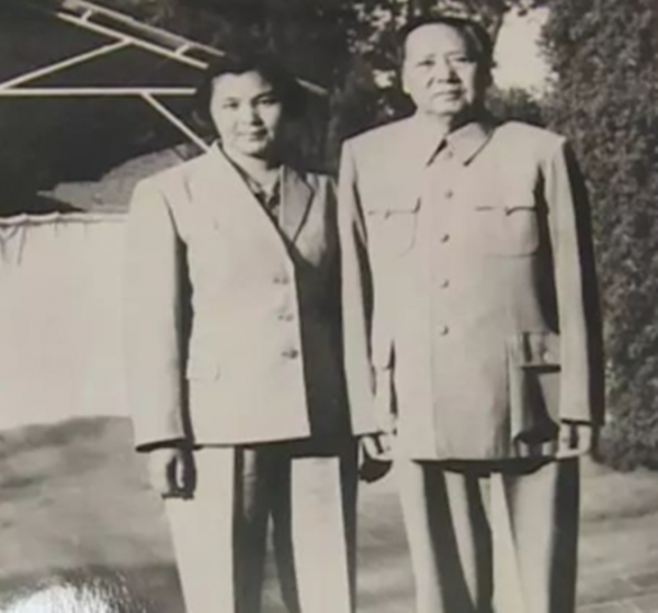 64年，一婦女見毛主席喊“伯伯”，警衛員阻攔，周總理急忙制止