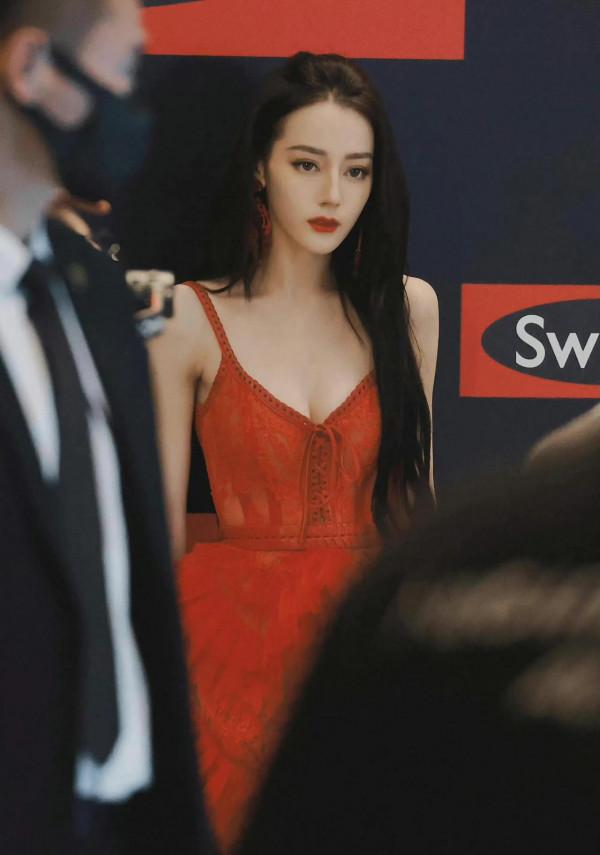 迪麗熱巴紅色吊帶開衩裙