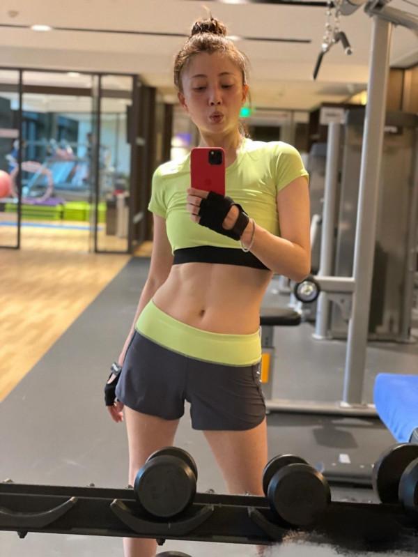 殷桃穿高領毛衣背心走機場，42歲完全不見老，顏值氣質這麼出眾