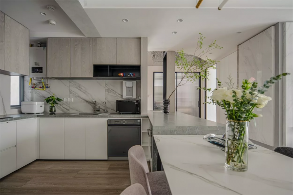 擁有現代天井，原始自然感強烈的簡約開放的家