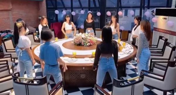 一群女生聚餐，圍著飯桌跳舞，這類影片火起來，來龍去脈是這樣