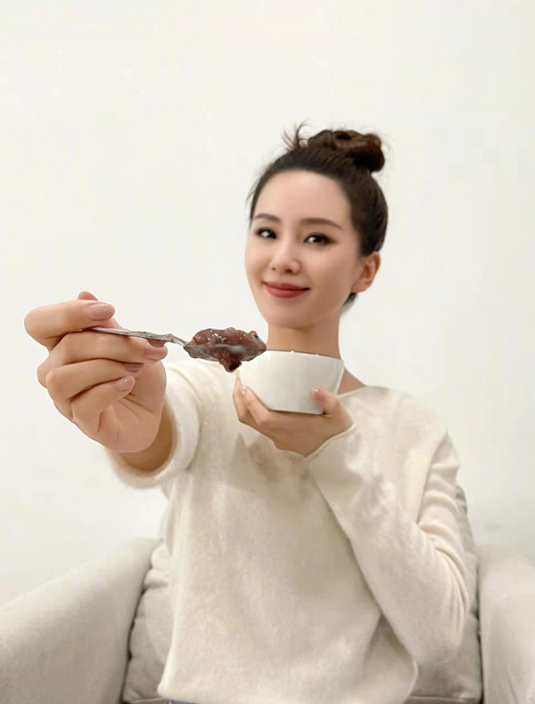 劉詩詩終於勤快營業了！臘八美照扎丸子頭用力過猛，好在氣質出眾