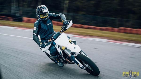 Husqvarna推出2022款FS 450車型！來自北歐的超級摩托車