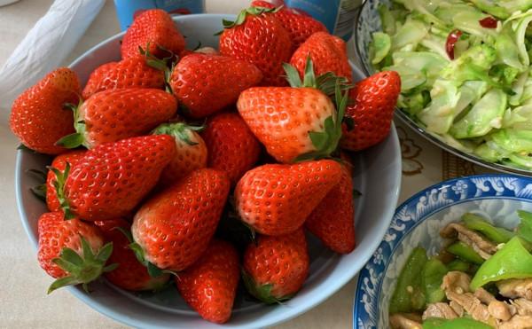 山東丈母孃做一桌子菜招待女婿，走紅朋友圈，網友：看餓了