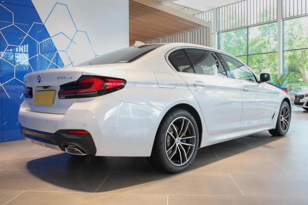 油耗僅1.5L的豪車,軸距超3米1,看車標就有檔次,實拍5系新能源 油耗僅1.5L的豪車,軸距超3米1,看車標就有檔次,實拍5系新能源