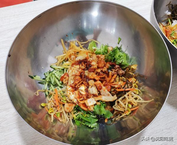 不是為了拌飯來的,主要是想體驗在超大號的盆裡拌飯是啥感覺 不是為了拌飯來的,主要是想體驗在超大號的盆裡拌飯是啥感覺