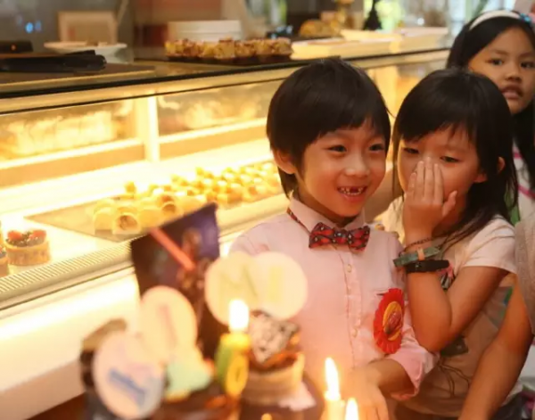 林志穎為兒子辦6歲生日趴 Kimi變魔術開心大笑