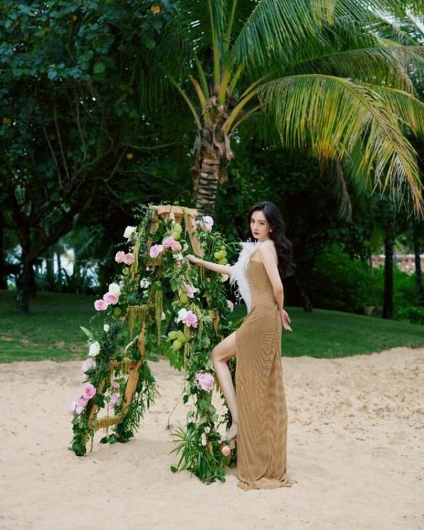 楊冪出席活動排場大，穿高叉裙硬是凹出大姐大氣場，雙腿又細又長