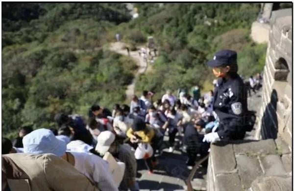 十一國人在高速景區受罪，我在被窩看雨追劇