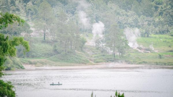 印尼有個湖泊會冒煙，時不時飄來臭雞蛋味，旁邊居然建起了咖啡廳