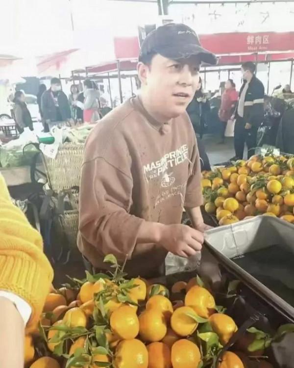 47歲黃渤現身小鎮菜市場,賣橙子動作熟練,佟麗婭氣質太出眾 47歲黃渤現身小鎮菜市場,賣橙子動作熟練,佟麗婭氣質太出眾