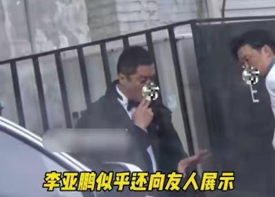 李亞鵬疑似再婚後首現身，攜小19歲女友逛街，拎大包小包男友力爆棚