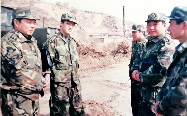 回顧和平年代完成部隊重大演習和軍事任務中的群眾工作