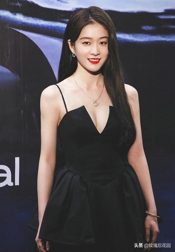 張雪迎一襲黑色吊帶裙現身活動，長髮披肩甜笑迷人