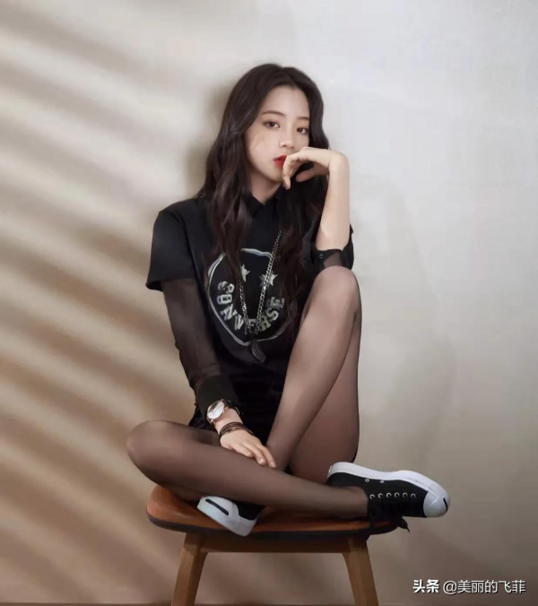 美麗的女孩，關曉彤和歐陽娜娜，誰更具有氣質呢