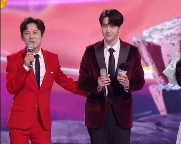 湖南衛視跨年晚會：收視率第二，主持人找不到鏡頭，王一博發福