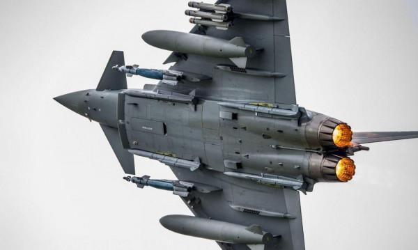 英國在敘利亞進行一場空戰，“颱風”戰鬥機擊落無人機