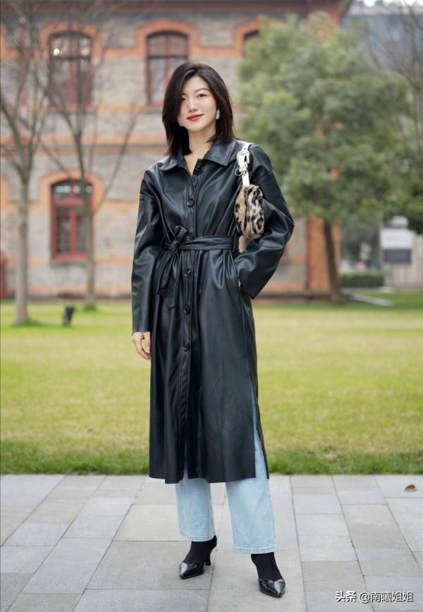 秋天穿風衣,別隻會買卡其色!試試這3種“高階色”,優雅提氣質 秋天穿風衣,別隻會買卡其色!試試這3種“高階色”,優雅提氣質