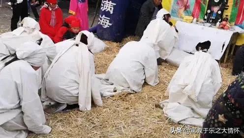 農村老母親去世,三個兒子各自在自家設靈堂,兄弟恩怨難解 農村老母親去世,三個兒子各自在自家設靈堂,兄弟恩怨難解