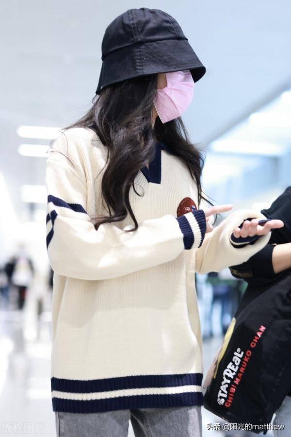 張碧晨裝扮休閒隨性,漁夫帽遮臉擺手闊步行走顯得瀟灑 張碧晨裝扮休閒隨性,漁夫帽遮臉擺手闊步行走顯得瀟灑