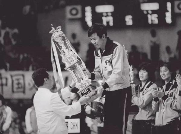 郎平一生恩師袁偉民！82歲高齡身體康健，潛心鑽研書法