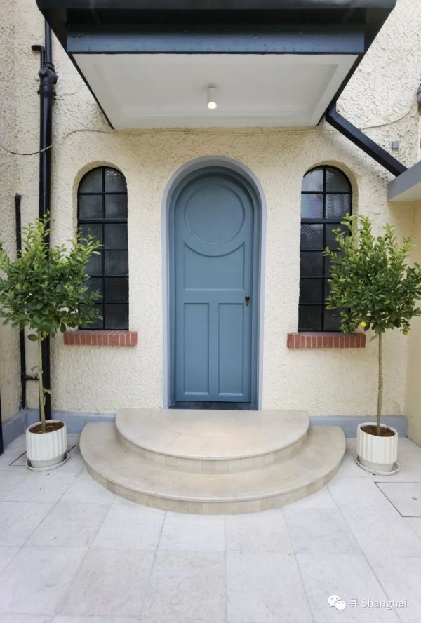 在莫蘭迪色的洋房裡看中古傢俱展